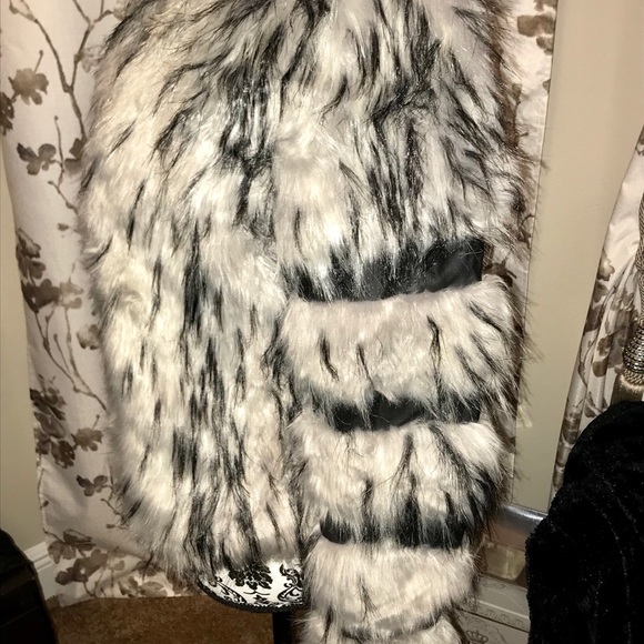 NWOT Faux Fur Small Sexy warm jacket forever21 - Picture 3 of 6
